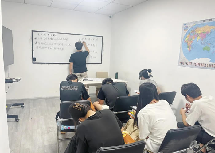 成都龙新教育高中辅导全日制班多少钱 报班标准是多少