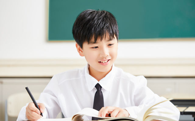 青岛金吉列留学收费明细:英联邦/美国/欧亚留学申请价格
