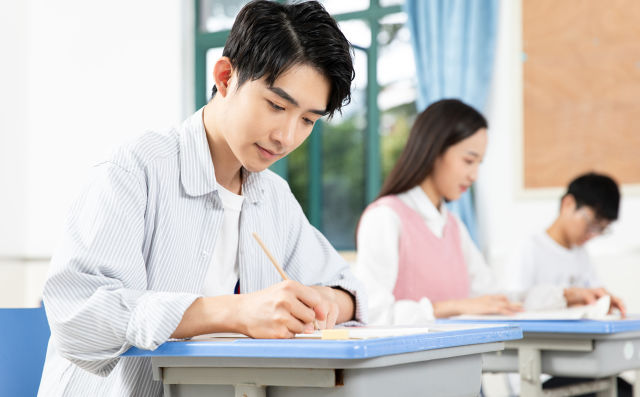 上海UKEC英国本科留学服务费用是多少?附学费明细盘点